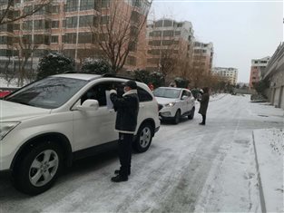 非凡国际投资张龙阳、侯杰,天福雅苑卡点执勤.jpg