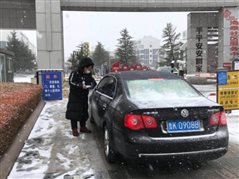 非凡国际投资孙建峰同事海泰庄园卡点认真记录车辆及人员信息.jpg